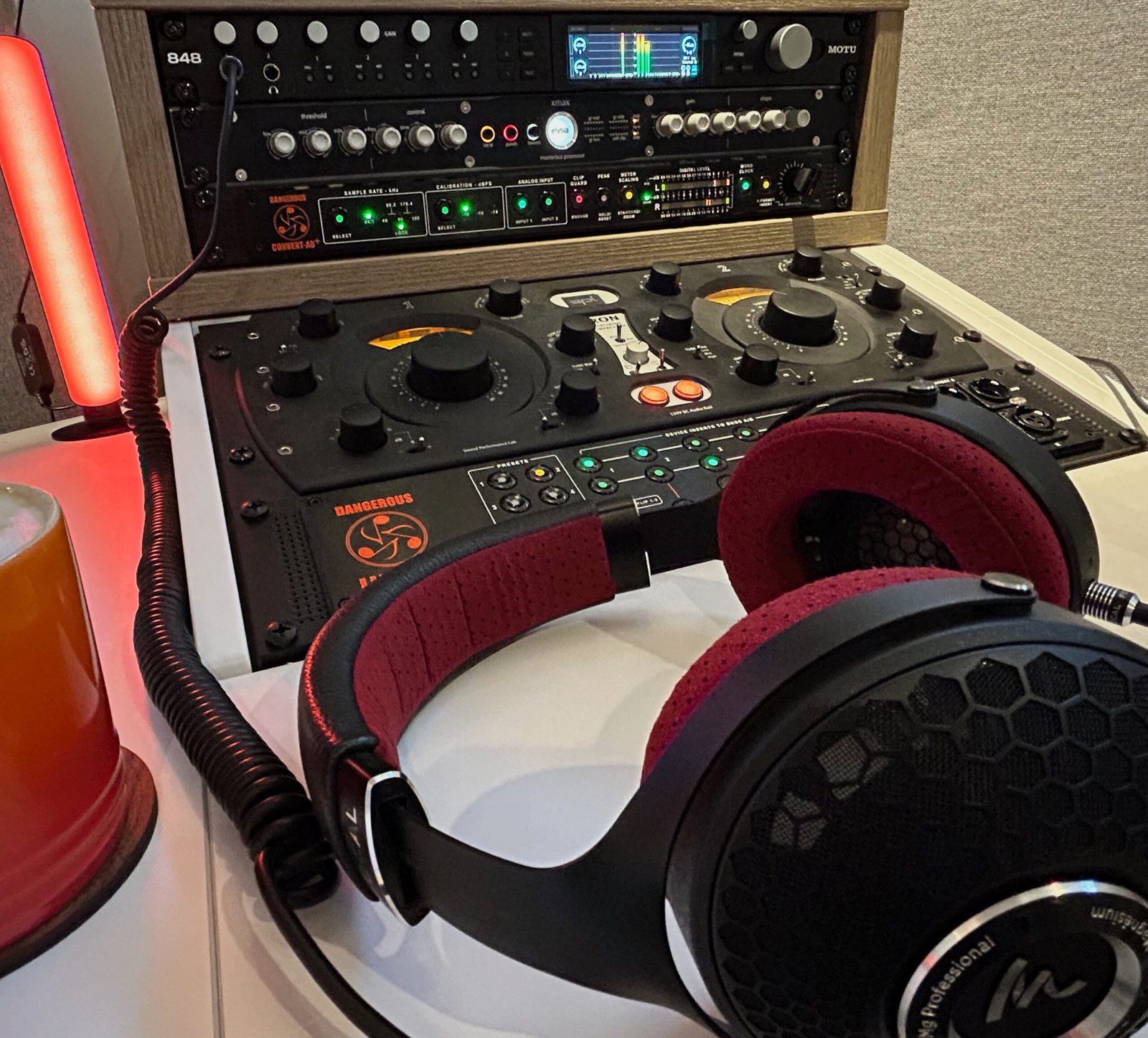 contact orange polygon